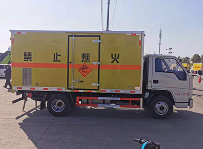 西岗爆破器材运输车技术升级与安全合规新趋势